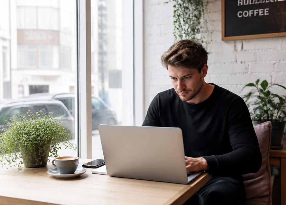 Freelancer arbejder på laptop på café